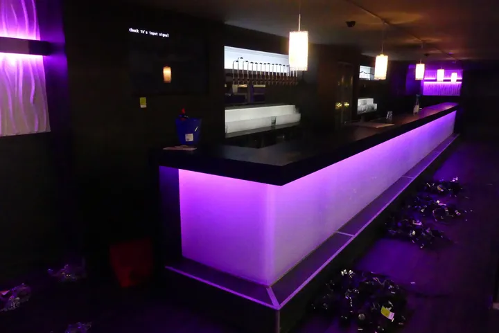 Komplette Bar-Theke, ohne Inhalt Maße: ca. 12m lang / Hinweis: ohne Kühlung